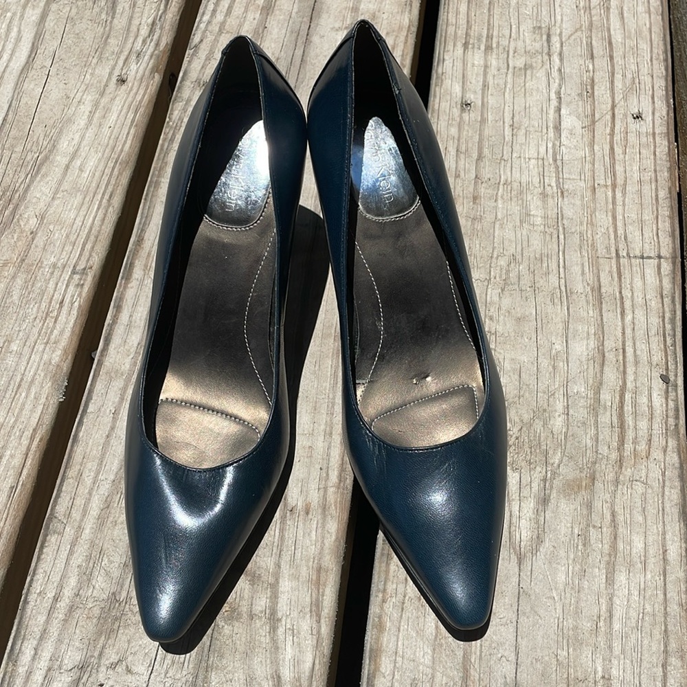 Gorgeous Calvin Klein navy pumps.